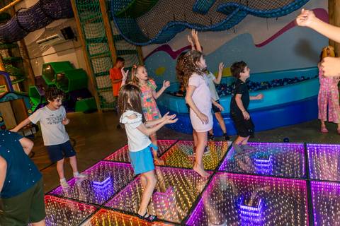 crianças na pista de dança do buffet, aniversário infantil, buffet estação diversão, alphaville, festa infantil, crianças, caminhões, tema caminhão, decoração caminhão, diversão, alegria, lúdico, brincadeiras direcionadas'