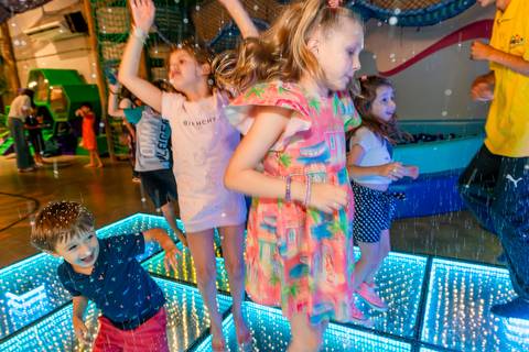 crianças na pista de dança do buffet, aniversário infantil, buffet estação diversão, alphaville, festa infantil, crianças, caminhões, tema caminhão, decoração caminhão, diversão, alegria, lúdico, brincadeiras direcionadas'