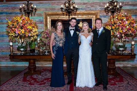 fotografia de casamento no armazém 465 Alphaville, fotografia de casamento em alphaville. noivos com os pais do noivo'