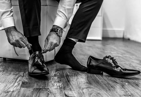 fotografia de casamento na Igreja Bom Pastor Alphaville, fotografia de casamento em alphaville. noivo calçando o sapato'