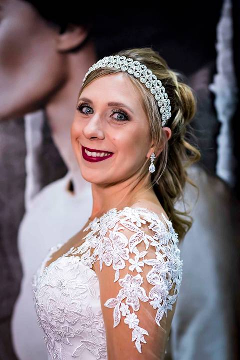 fotografia de casamento na Igreja Bom Pastor Alphaville, fotografia de casamento em alphaville. noiva com o brinco colocado'