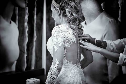 fotografia de casamento na Igreja Bom Pastor Alphaville, fotografia de casamento em alphaville. abotoando o vestido da noiva'