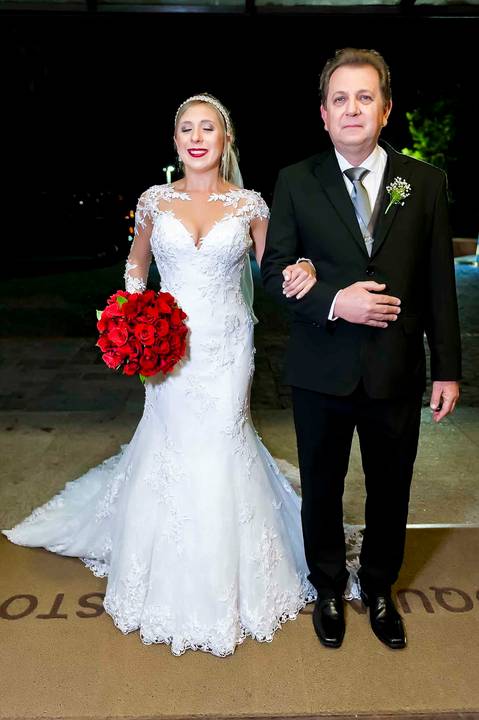 fotografia de casamento na Igreja Bom Pastor Alphaville, fotografia de casamento em alphaville. noiva prearando para entrar com o pai'