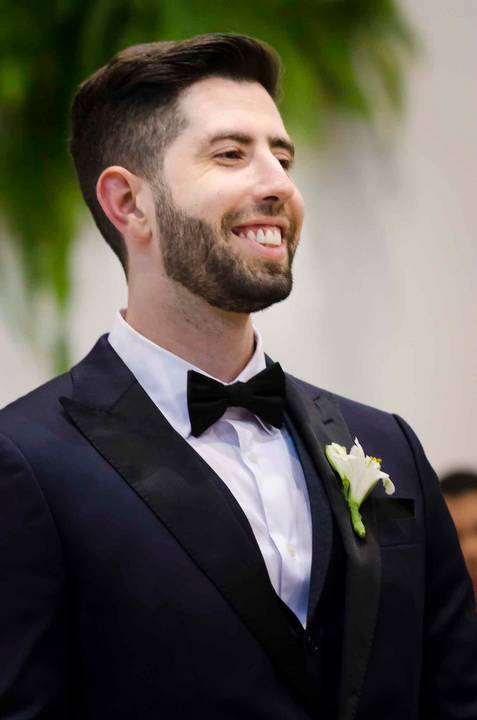 fotografia de casamento na Igreja Bom Pastor Alphaville, fotografia de casamento em alphaville. noivo alegre vendo a noiva entrar na igreja'
