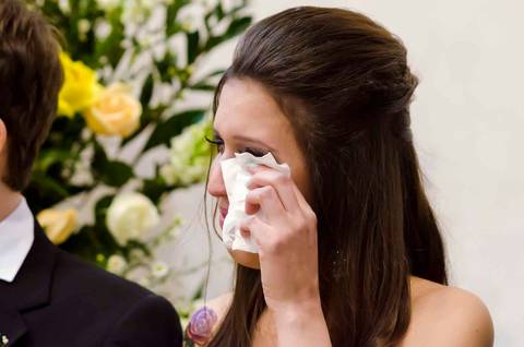 fotografia de casamento na Igreja Bom Pastor Alphaville, fotografia de casamento em alphaville. madrinha chorando no altar'