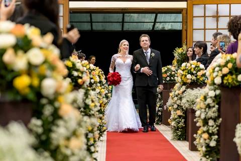fotografia de casamento na Igreja Bom Pastor Alphaville, fotografia de casamento em alphaville. noiva entrando na igreja com o pai'