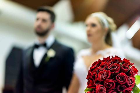 fotografia de casamento na Igreja Bom Pastor Alphaville, fotografia de casamento em alphaville. buquê da noiva no altar'