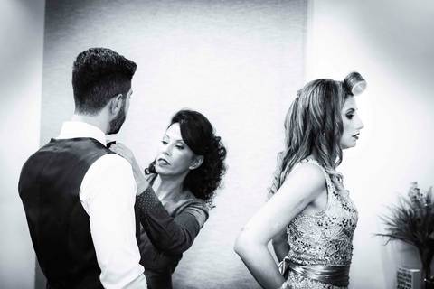 fotografia de casamento na Igreja Bom Pastor Alphaville, fotografia de casamento em alphaville. mãe do noivo arrumando o noivo'