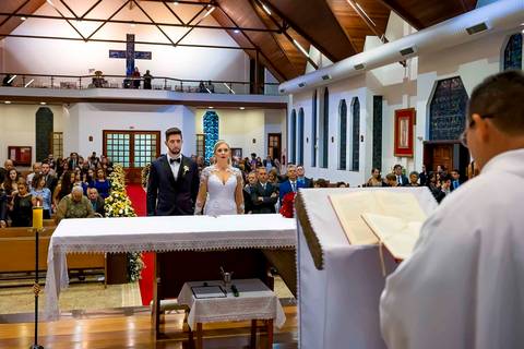 fotografia de casamento na Igreja Bom Pastor Alphaville, fotografia de casamento em alphaville. padre casando noivo na igreja'