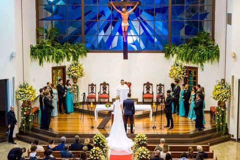 fotografia de casamento na Igreja Bom Pastor Alphaville, fotografia de casamento em alphaville. noivos no altar vista geral'