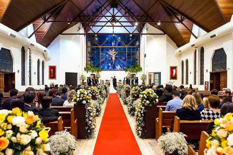 fotografia de casamento na Igreja Bom Pastor Alphaville, fotografia de casamento em alphaville. noivos no altar vista ampla'