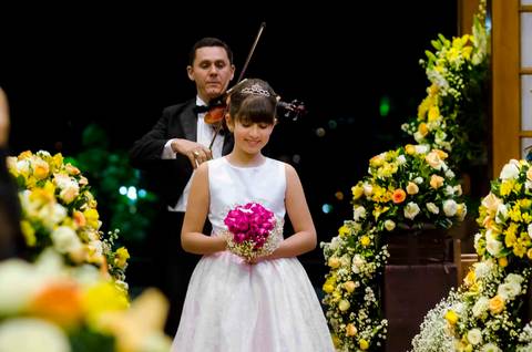 fotografia de casamento na Igreja Bom Pastor Alphaville, fotografia de casamento em alphaville. dama de honra entrando na igreja com alianças'