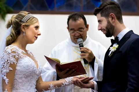 fotografia de casamento na Igreja Bom Pastor Alphaville, fotografia de casamento em alphaville. padre benzendo as alianças'