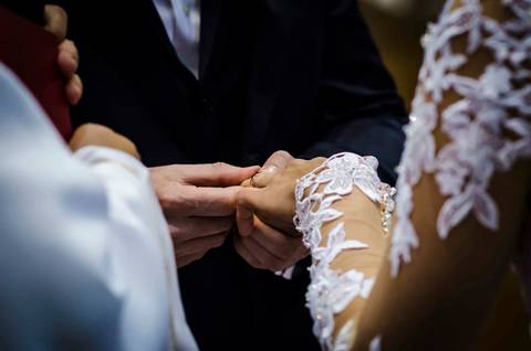 fotografia de casamento na Igreja Bom Pastor Alphaville, fotografia de casamento em alphaville. noivo colocando aliança no dedo da noiva'