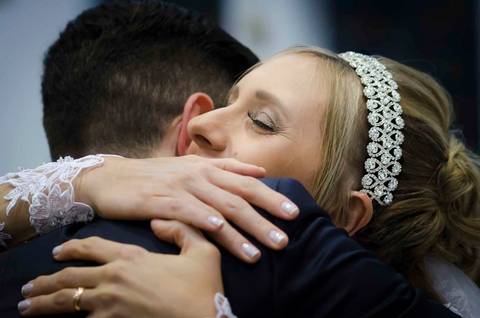 fotografia de casamento na Igreja Bom Pastor Alphaville, fotografia de casamento em alphaville. noiva abraçando o noivo'