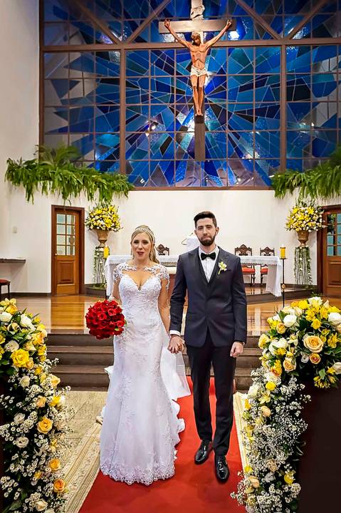 fotografia de casamento na Igreja Bom Pastor Alphaville, fotografia de casamento em alphaville. noivos saindo da igreja'