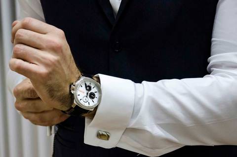 fotografia de casamento na Igreja Bom Pastor Alphaville, fotografia de casamento em alphaville. noivo colocando o relógio'