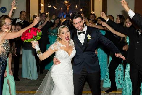 fotografia de casamento na Igreja Bom Pastor Alphaville, fotografia de casamento em alphaville. saída dos noivos na igreja'