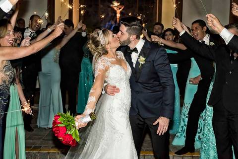 fotografia de casamento na Igreja Bom Pastor Alphaville, fotografia de casamento em alphaville. beijo dos noivos na saída dos noivos na igreja'