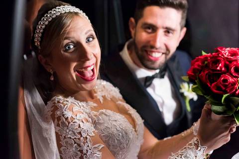 fotografia de casamento na Igreja Bom Pastor Alphaville, fotografia de casamento em alphaville. noivos no carro'