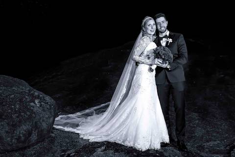 fotografia de casamento na Igreja Bom Pastor Alphaville, fotografia de casamento em alphaville. noivos posando para fotos'