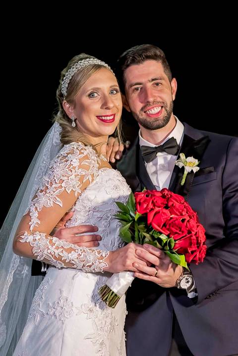 fotografia de casamento na Igreja Bom Pastor Alphaville, fotografia de casamento em alphaville. noivos com o buquê'
