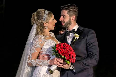 fotografia de casamento na Igreja Bom Pastor Alphaville, fotografia de casamento em alphaville. noivos se olhando com o buquê'