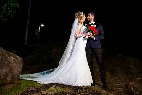 fotografia de casamento na Igreja Bom Pastor Alphaville, fotografia de casamento em alphaville. noivos posando se olhando'