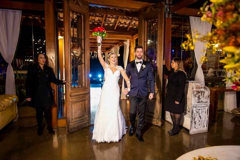 fotografia de casamento no armazém 465 Alphaville, fotografia de casamento em alphaville. noivos entrando no local da recepção'