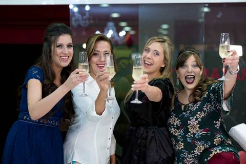 fotografia de casamento na Igreja Bom Pastor Alphaville, fotografia de casamento em alphaville. Noiva brindando com madrinhas'