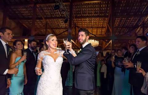 fotografia de casamento no armazém 465 Alphaville, fotografia de casamento em alphaville. noivos com as taças'