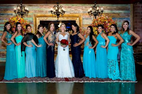 fotografia de casamento no armazém 465 Alphaville, fotografia de casamento em alphaville. noiva com a mãe sogra e madrinhas'