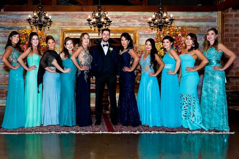 fotografia de casamento no armazém 465 Alphaville, fotografia de casamento em alphaville. noivo com a mãe sogra e madrinhas'