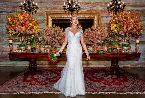 fotografia de casamento no armazém 465 Alphaville, fotografia de casamento em alphaville. noiva em frente a mesa do bolo de casamento'