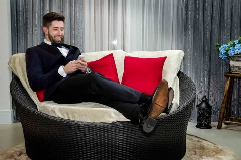 fotografia de casamento na Igreja Bom Pastor Alphaville, fotografia de casamento em alphaville. noivo em casa esperando a hora'