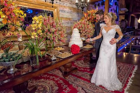 fotografia de casamento no armazém 465 Alphaville, fotografia de casamento em alphaville. noivos cortando o bolo de casamento'