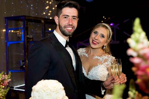 fotografia de casamento no armazém 465 Alphaville, fotografia de casamento em alphaville. noivos com taças brindando'