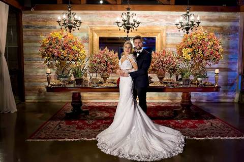 fotografia de casamento no armazém 465 Alphaville, fotografia de casamento em alphaville. noivos posando em frente a mesa do bolo de casamento'