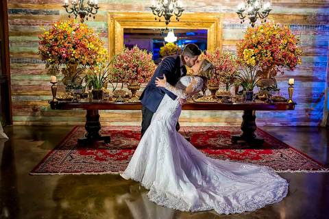 fotografia de casamento no armazém 465 Alphaville, fotografia de casamento em alphaville. noivos beijando em frente a mesa do bolo de casamento'
