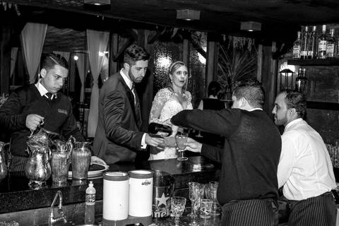 fotografia de casamento no armazém 465 Alphaville, fotografia de casamento em alphaville. noivos pegando cerveja no bar'