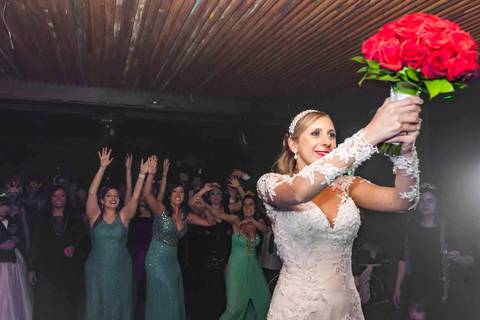 fotografia de casamento no armazém 465 Alphaville, fotografia de casamento em alphaville. noiva quase jogando o buquê'