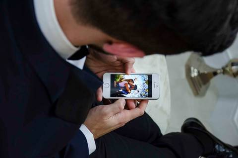 fotografia de casamento na Igreja Bom Pastor Alphaville, fotografia de casamento em alphaville. noivo vendo a foto do casal no celular'