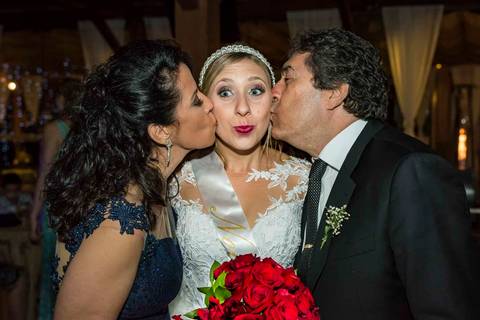 fotografia de casamento no armazém 465 Alphaville, fotografia de casamento em alphaville. pais do noivo beijando a noiva'