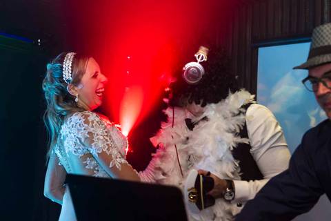 vnoivos sorrindo na festa do casamento'