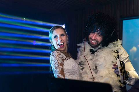 fotografia de casamento no armazém 465 Alphaville, fotografia de casamento em alphaville. noivos sorrindo na festa do casamento'