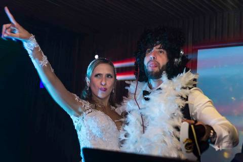 fotografia de casamento no armazém 465 Alphaville, fotografia de casamento em alphaville. noivos como DJ na festa do casamento'