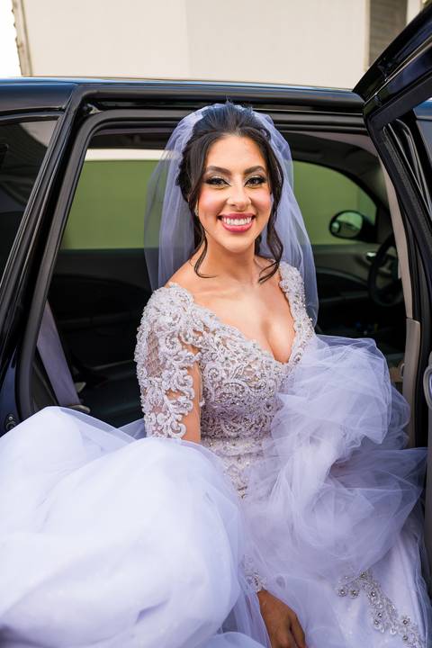noiva saindo do carro, Casamento Mirela e Felipe, A3 Photo, fotógrafo de casamento, Alphaville, Igreja Nossa Senhora de Lourdes, Espaço Savana, fotos de casamento, fotografia profissional, amor em imagens, casamento inesquecível, celebração'