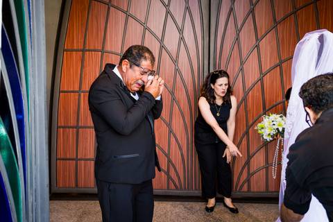 pai da noiva chorando, Casamento Mirela e Felipe, A3 Photo, fotógrafo de casamento, Alphaville, Igreja Nossa Senhora de Lourdes, Espaço Savana, fotos de casamento, fotografia profissional, amor em imagens, casamento inesquecível'