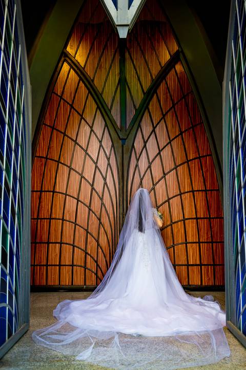 noiva na porta da igreja, Casamento Mirela e Felipe, A3 Photo, fotógrafo de casamento, Alphaville, Igreja Nossa Senhora de Lourdes, Espaço Savana, fotos de casamento, fotografia profissional, amor em imagens, casamento inesquecível'