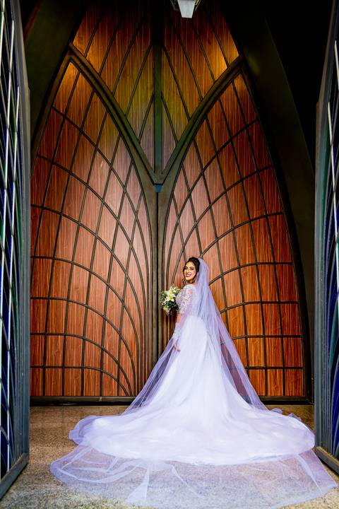 noiva na porta da igreja, Casamento Mirela e Felipe, A3 Photo, fotógrafo de casamento, Alphaville, Igreja Nossa Senhora de Lourdes, Espaço Savana, fotos de casamento, fotografia profissional, amor em imagens, casamento inesquecível'